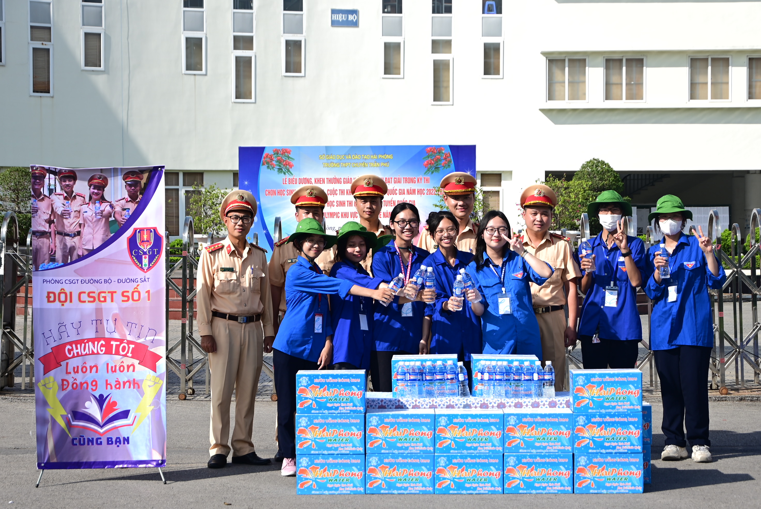Đoàn thanh niên, Hội phụ nữ và Công đoàn Phòng CSGT đường bộ - đường sắt: Hưởng ứng Chương trình “Tiếp sức mùa thi” năm 2023
